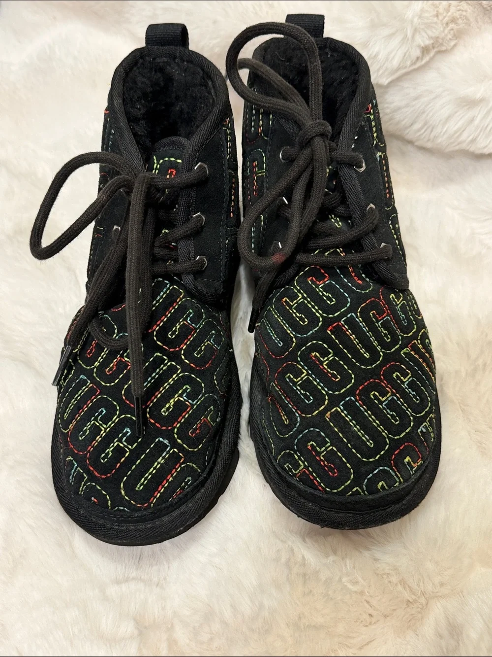 EUC* UGG Neumel II Graphic Stitch sz 2